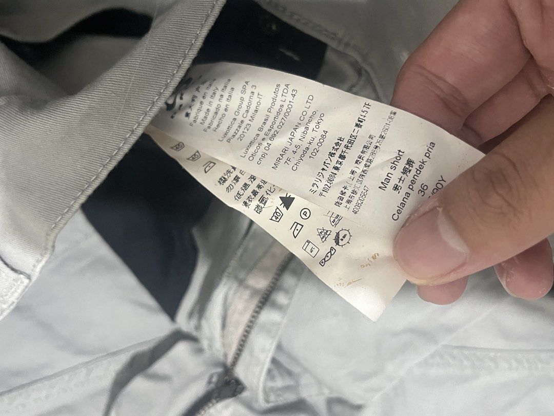 Oakley Custom fit Chino US 36 (Category: Shorts) located in Bacolod City. Submitted by delsolo (Listing ID 1469163783, Image 3). Description: - Brand: Oakley - Color: Grey - Size: US/EU 36 / JPN 38 - Origin: Made in Italy - Fit: Custom fit design - Closure: Button with zippered fly - Pockets: Standard front and back pockets - Condition: Comfortable fabric, ideal for casual wear (NOT THRIFTED PERSONALLY OWNED).