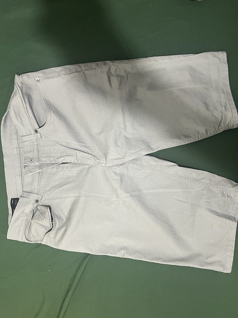 Oakley Custom fit Chino US 36 (Category: Shorts) located in Bacolod City. Submitted by delsolo (Listing ID 1469163783, Image 1). Description: - Brand: Oakley - Color: Grey - Size: US/EU 36 / JPN 38 - Origin: Made in Italy - Fit: Custom fit design - Closure: Button with zippered fly - Pockets: Standard front and back pockets - Condition: Comfortable fabric, ideal for casual wear (NOT THRIFTED PERSONALLY OWNED).