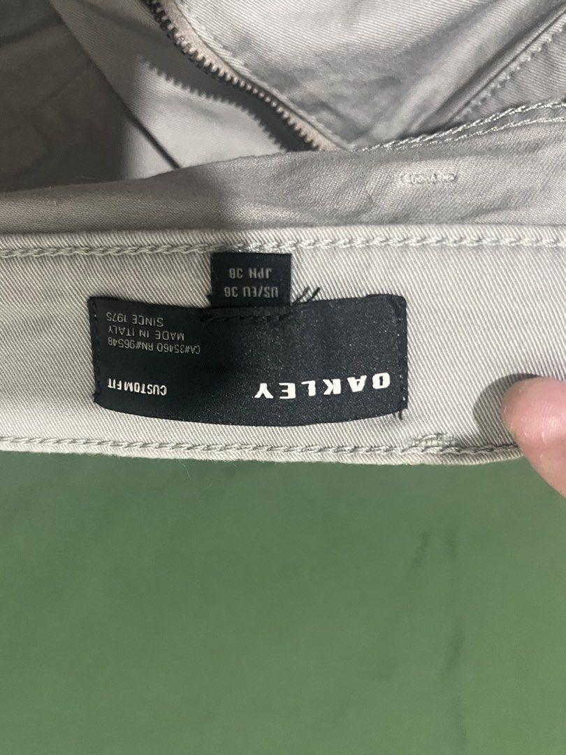 Oakley Custom fit Chino US 36 (Category: Shorts) located in Bacolod City. Submitted by delsolo (Listing ID 1469163783, Image 2). Description: - Brand: Oakley - Color: Grey - Size: US/EU 36 / JPN 38 - Origin: Made in Italy - Fit: Custom fit design - Closure: Button with zippered fly - Pockets: Standard front and back pockets - Condition: Comfortable fabric, ideal for casual wear (NOT THRIFTED PERSONALLY OWNED).