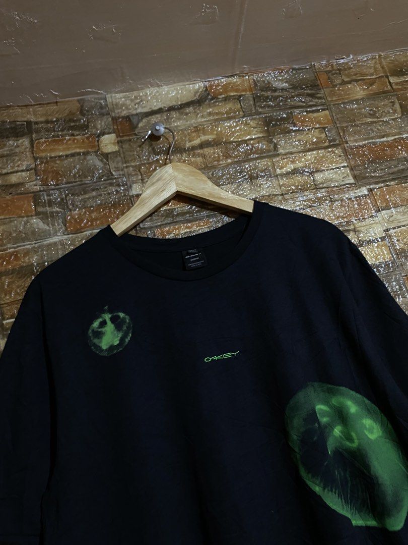 OAKLEY JELLYFISH SHIRTS (Category: Tshirts & Polo Shirts ) located in Cebu City. Submitted by arsenyong (Listing ID 1469312924, Image 2). Description: 23 by 30 Excellent 9.5/10 color ate No issue .