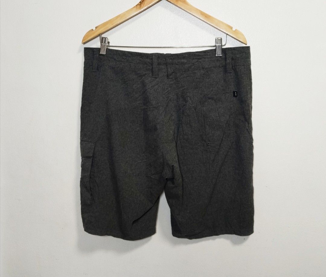Oakley short (Category: Shorts) located in Pateros City. Submitted by blashjunks.y2k (Listing ID 1469389930, Image 3). Description: OAKLEY SHORT SIZE 34 850PHP MSG US.