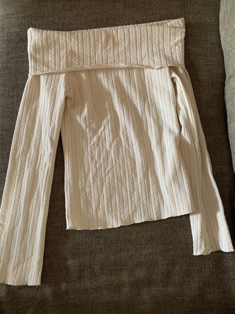 Off shoulder top (Category: Longsleeves) located in Camalig. Submitted by abyssia (Listing ID 1469185256, Image 1). Description: .