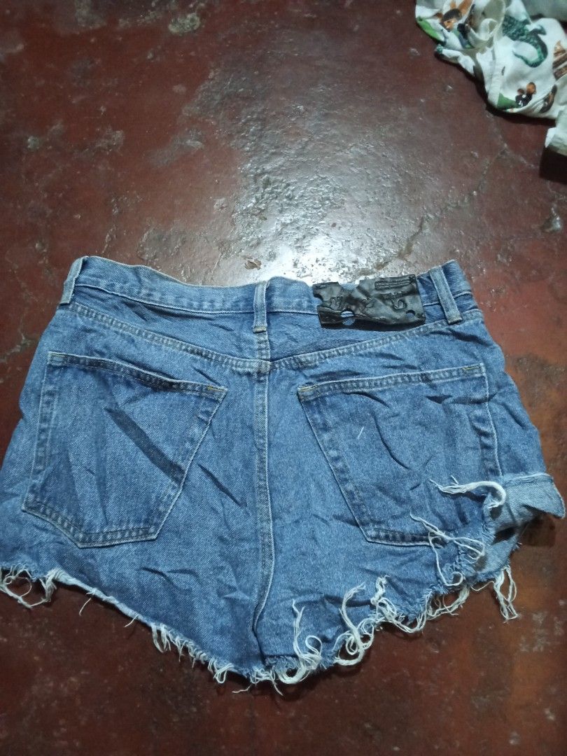 Off white short denim (Category: Shorts) located in Manila. Submitted by tcbukay_zxc25 (Listing ID 1469338743, Image 2). Description: off white short denim excellent size 28 no issue.