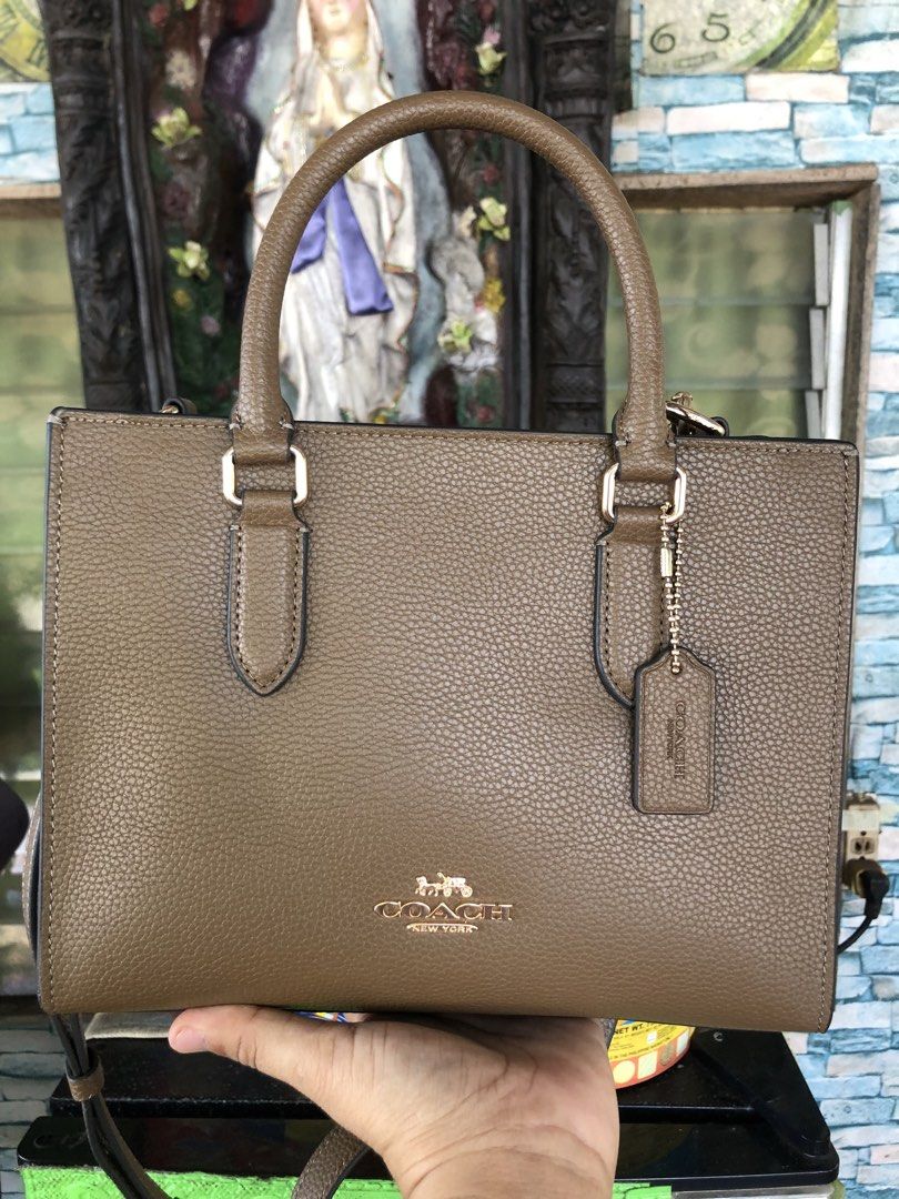 Office bag 2 way (Category: Cross-body Bags) located in Ozamiz City. Submitted by kapesteba112457 (Listing ID 1469246491, Image 1). Description: Flawless bagong bago pa .. ang ganda ng leather .. structure bag . Small size . Kasya notebook.. selected preloved from japan/korea.