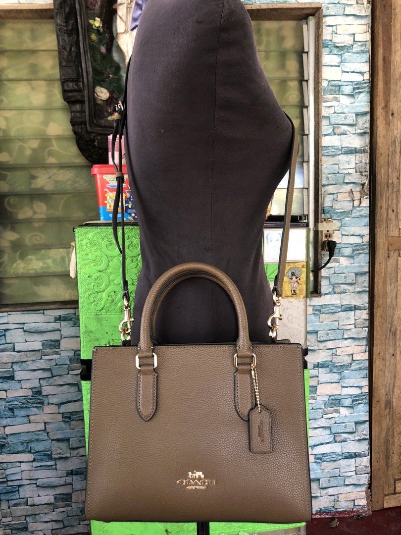 Office bag 2 way (Category: Cross-body Bags) located in Ozamiz City. Submitted by kapesteba112457 (Listing ID 1469246491, Image 2). Description: Flawless bagong bago pa .. ang ganda ng leather .. structure bag . Small size . Kasya notebook.. selected preloved from japan/korea.