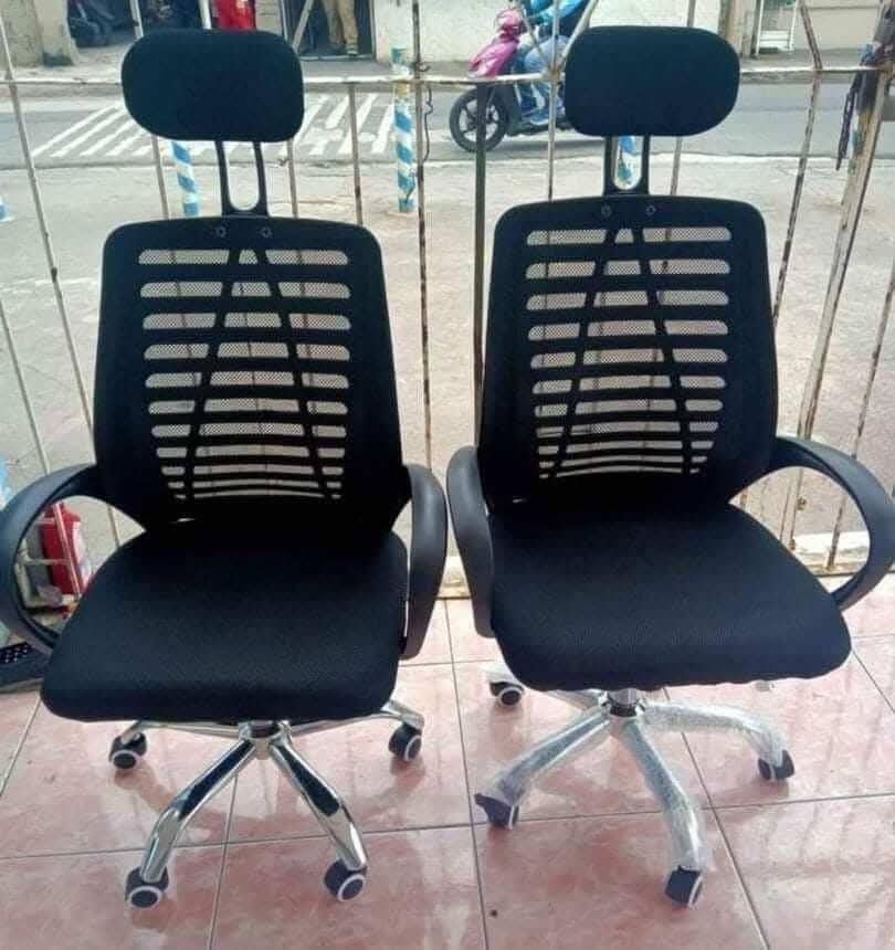 Office Chair with Headrest (Category: Chairs) located in Manila. Submitted by redonlineshop (Listing ID 1469181938, Image 2). Description: Office Chair with Headrest ₱1,150 ON HAND BRAND NEW Accept Gcash payment/COD Same day delivery PM for orders and inquiries.