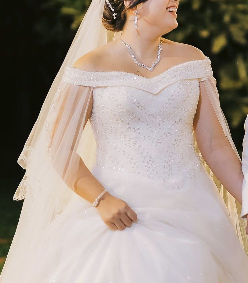 Off-Shoulder Ball Gown Wedding Dress with Long Train and Veil, Women's ...