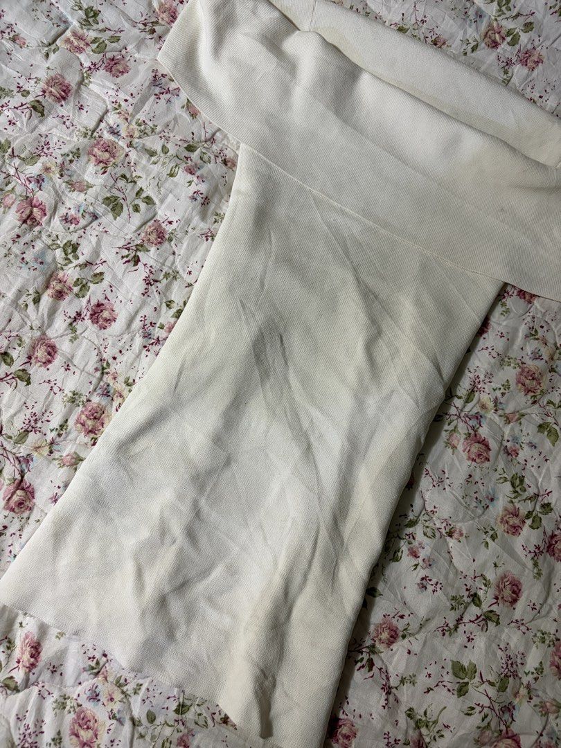 Off-Shoulder Fit Top (Category: Blouses) located in Muntinlupa City. Submitted by herellas0504 (Listing ID 1469299905, Image 2). Description: Off-Shoulder Fit Top Mine: 180 | Lock: 280 ———————————— size: small-med no issue, need wash only.