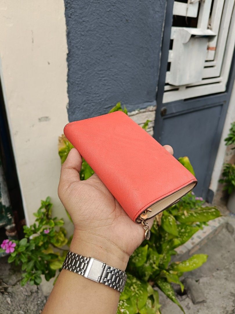 OG Beanpole Coral Medium Trifold Preloved (Category: Wallets & Card holders) located in Taguig. Submitted by handpickedreplay (Listing ID 1469365525, Image 3). Description: OG Beanpole Coral Medium Trifold ⛔ Excellent condition, no crackings or peeling. No major issue just minimal sign of usage only. With card slots, pictures lot, and bill slots as well as coin slot. Need slight cleaning only in the outside, clean and almost as new condition insi