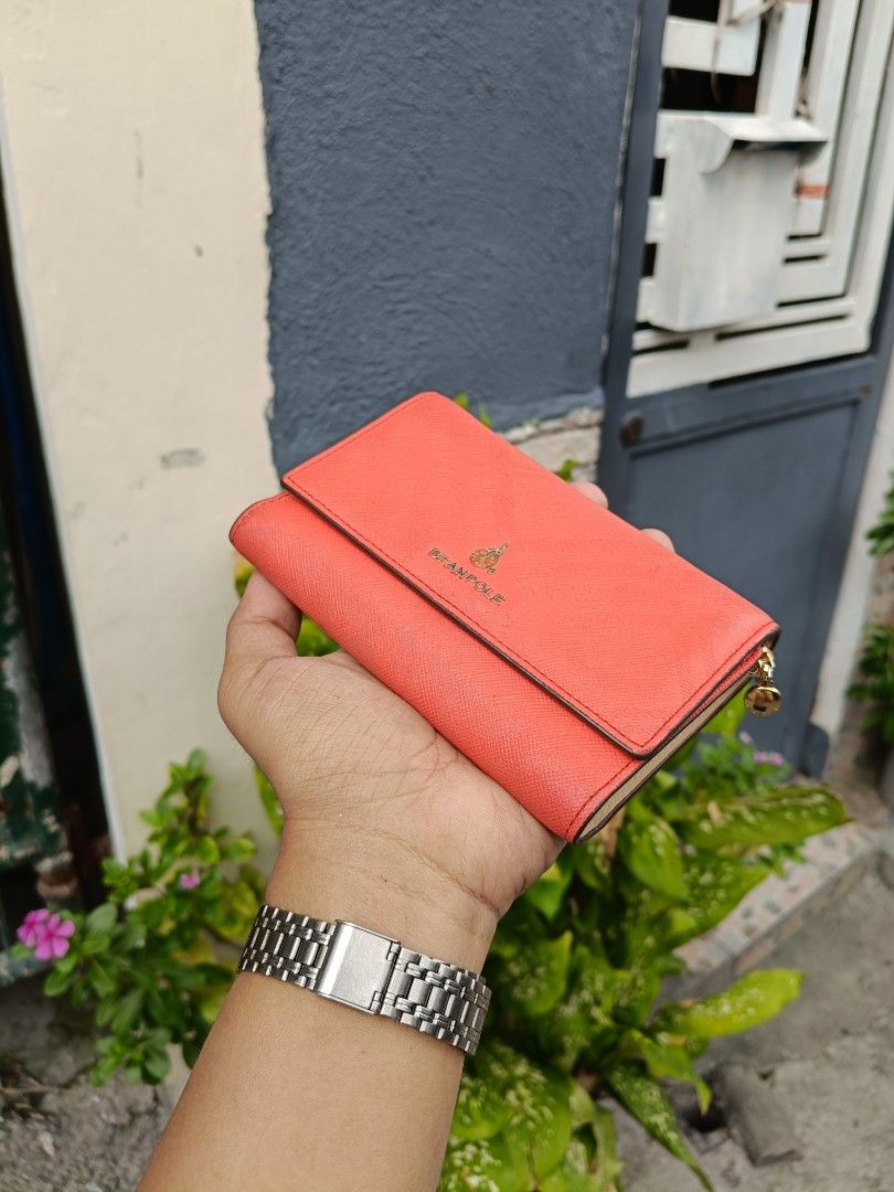 OG Beanpole Coral Medium Trifold Preloved (Category: Wallets & Card holders) located in Taguig. Submitted by handpickedreplay (Listing ID 1469365525, Image 2). Description: OG Beanpole Coral Medium Trifold ⛔ Excellent condition, no crackings or peeling. No major issue just minimal sign of usage only. With card slots, pictures lot, and bill slots as well as coin slot. Need slight cleaning only in the outside, clean and almost as new condition insi