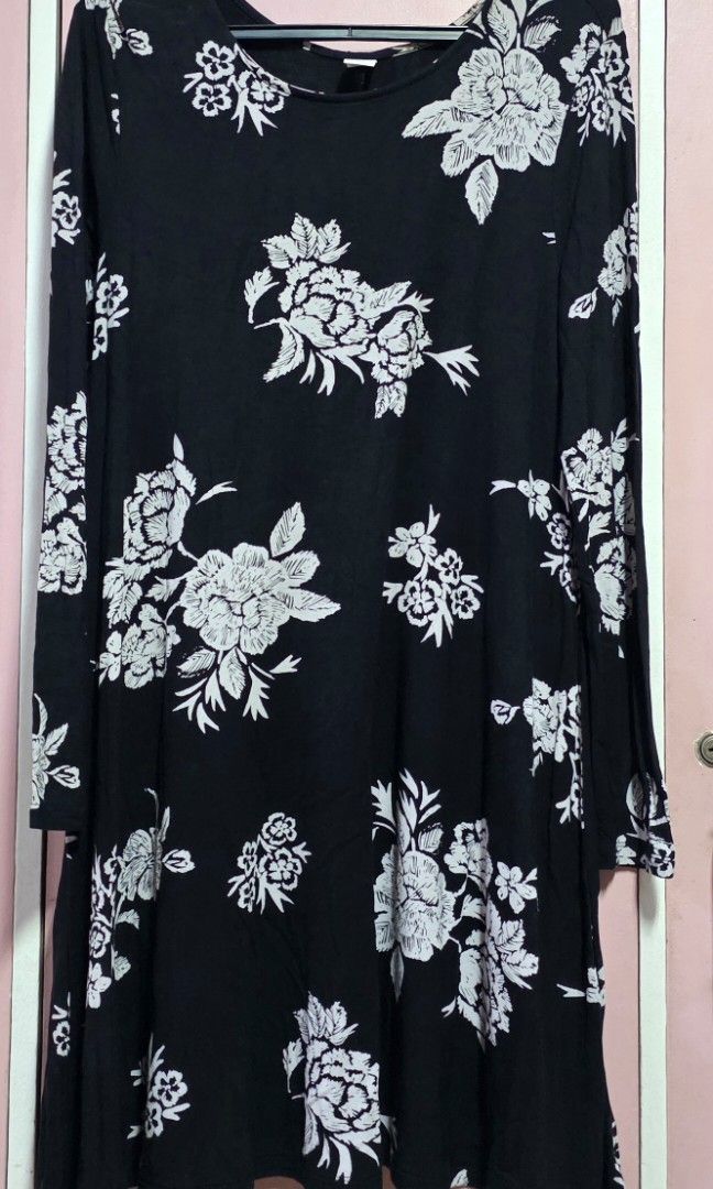 Old Navy (Category: Dresses) located in Manila. Submitted by esamd (Listing ID 1469323401, Image 1). Description: OLD NAVY Size: Small Women's black floral long-sleeve swing dress, mini Boho casual.
