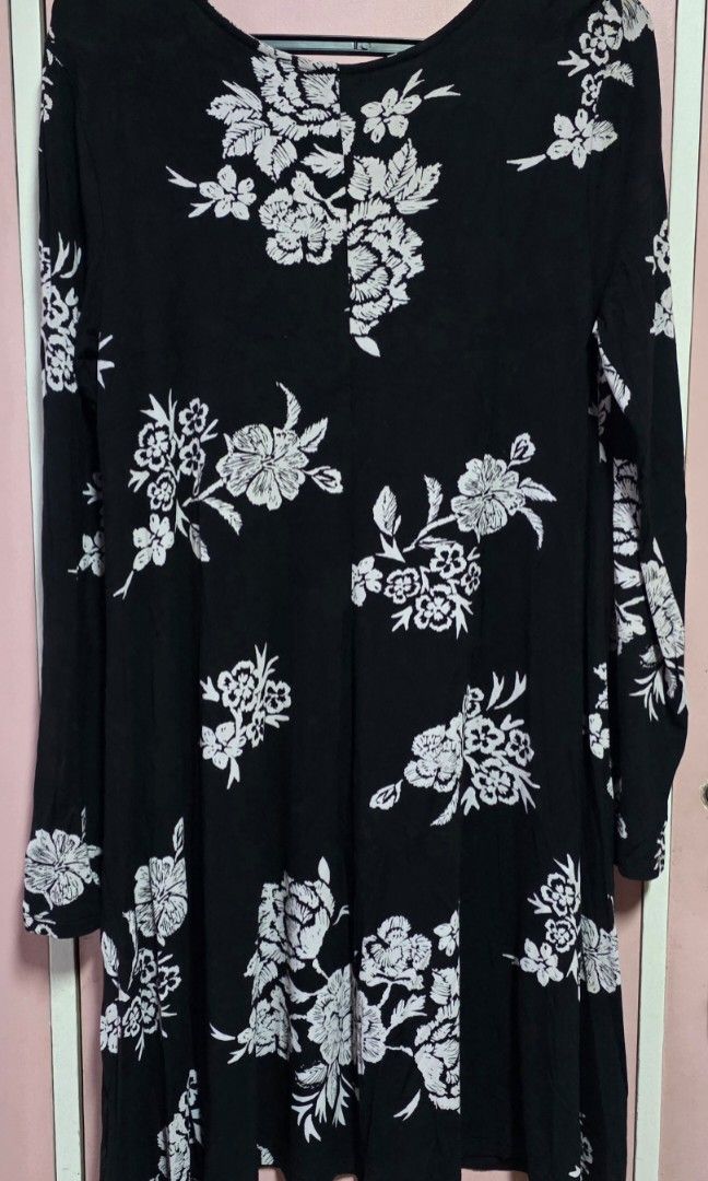 Old Navy (Category: Dresses) located in Manila. Submitted by esamd (Listing ID 1469323401, Image 2). Description: OLD NAVY Size: Small Women's black floral long-sleeve swing dress, mini Boho casual.