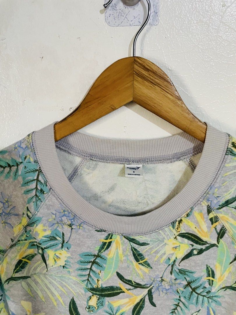 Old Navy Active Floral Sweatshirt (Category: Coats, Jackets and Outerwear) located in Caloocan City. Submitted by lovemyclothes21 (Listing ID 1469270091, Image 2). Description: - Brand: Old Navy Active - Size: Small - Color: Grey with vibrant tropical floral and leaf all-over print - Design: Long raglan sleeves, ribbed crew neck, cuffs, and adjustable drawstring hem - Material/Interior: Lightweight fleece texture - Origin: Made in Vietnam - Condi