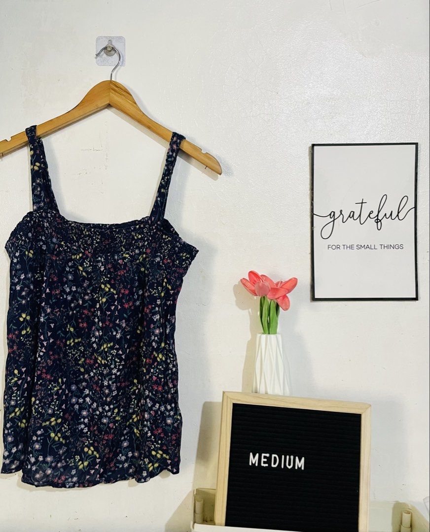 Old navy Floral Square Neck Tank top (Category: Sleeveless) located in Caloocan City. Submitted by lovemyclothes21 (Listing ID 1469269943, Image 1). Description: .