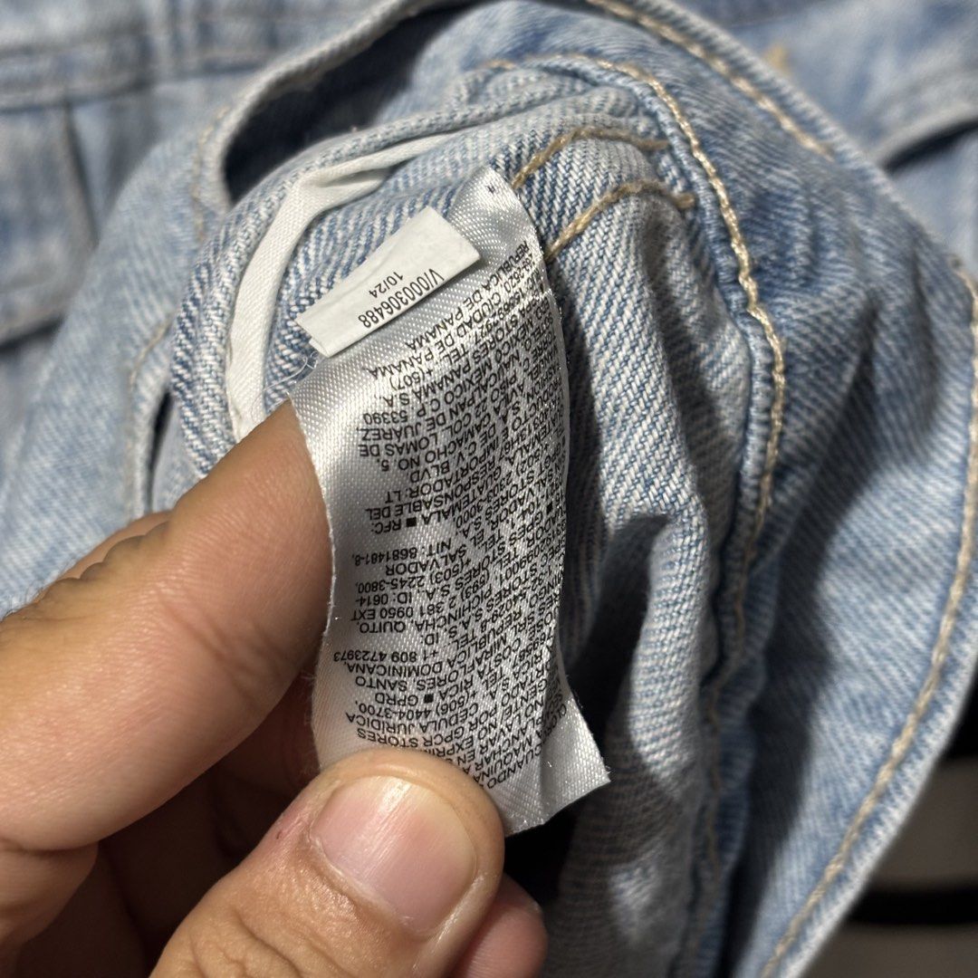 Old Navy Light Wash Denim Jacket Size Medium (Category: Coats, Jackets and Outerwear) located in Caloocan City. Submitted by bonsatocha43876 (Listing ID 1469322168, Image 2). Description: - Brand: Old Navy - Size: Medium (Width: 20", Length: 23") - Condition: Brand new with complete tags attached - Material/Origin: Made in Bangladesh, solid light blue denim - Features: Classic collar, front button closure, two chest flap pockets, and side welt po