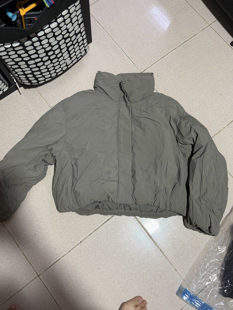 Olive green cropped puffer winter jacket (Category: Coats, Jackets and Outerwear) located in Quezon City. Submitted by wonderrv18 (Listing ID 1469184287, Image 1). Description: - Color: Olive green - Style: Short cropped length - Neckline: High stand collar for wind protection - Closure: Zipper hidden under a snap-button placket - Fit: Elastic hem and cuffs to lock in warmth - Fabric: Lightweight and easy to layer over sweaters - Ideal for: Chill