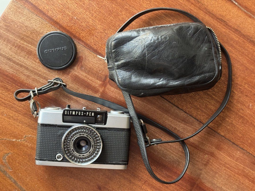 Olympus Pen EE-2 (Category: Cameras) located in Quezon City. Submitted by Pa3ck (Listing ID 1469241024, Image 3). Description: Olympus Pen EE-2 Half-Frame Camera 72 pictures in 36 exposure film! In great working condition Body condition 9.5/10 Clean lens Light meter works Red flag activates in low light situations Inclusions: Camera Leather Strap Leather Case Free unused Fujicolor 100 Meetup in Fishermall q.ave only Lalamove at buyers’s expense.