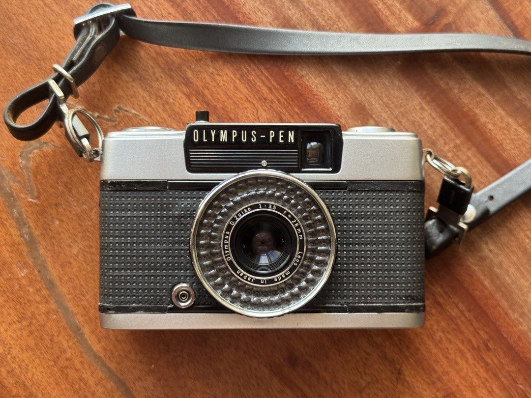 Olympus Pen EE-2 (Category: Cameras) located in Quezon City. Submitted by Pa3ck (Listing ID 1469241024, Image 1). Description: Olympus Pen EE-2 Half-Frame Camera 72 pictures in 36 exposure film! In great working condition Body condition 9.5/10 Clean lens Light meter works Red flag activates in low light situations Inclusions: Camera Leather Strap Leather Case Free unused Fujicolor 100 Meetup in Fishermall q.ave only Lalamove at buyers’s expense.