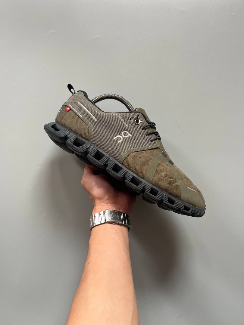 ONCLOUD 5 WATERPROOF (9US) (Category: Sneakers) located in Baguio. Submitted by grabUrPairs (Listing ID 1469276947, Image 1). Description: EXCELLENT SIGNS OF USAGE 9US/27CM PAIR ONLY AUTHENTIC.