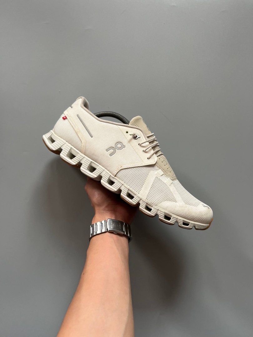 ONCLOUD 5 WHITE (10.5US) (Category: Sneakers) located in Baguio. Submitted by grabUrPairs (Listing ID 1469276617, Image 1). Description: EXCELLENT SIGNS OF USAGE 10.5US/28.5CM PAIR ONLY AUTHENTIC.