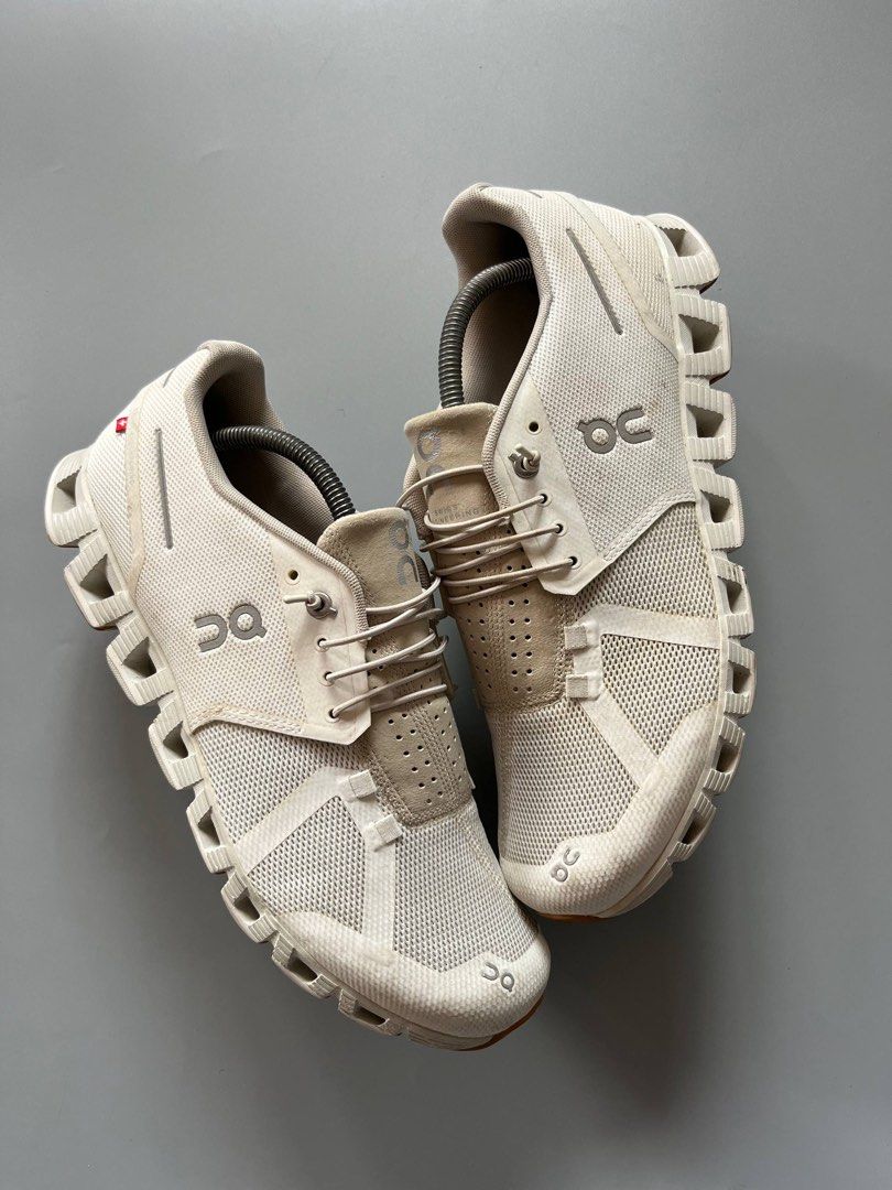 ONCLOUD 5 WHITE (10.5US) (Category: Sneakers) located in Baguio. Submitted by grabUrPairs (Listing ID 1469276617, Image 2). Description: EXCELLENT SIGNS OF USAGE 10.5US/28.5CM PAIR ONLY AUTHENTIC.