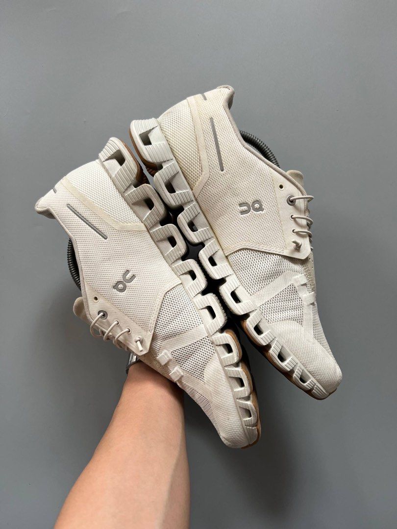 ONCLOUD 5 WHITE (10.5US) (Category: Sneakers) located in Baguio. Submitted by grabUrPairs (Listing ID 1469276617, Image 3). Description: EXCELLENT SIGNS OF USAGE 10.5US/28.5CM PAIR ONLY AUTHENTIC.