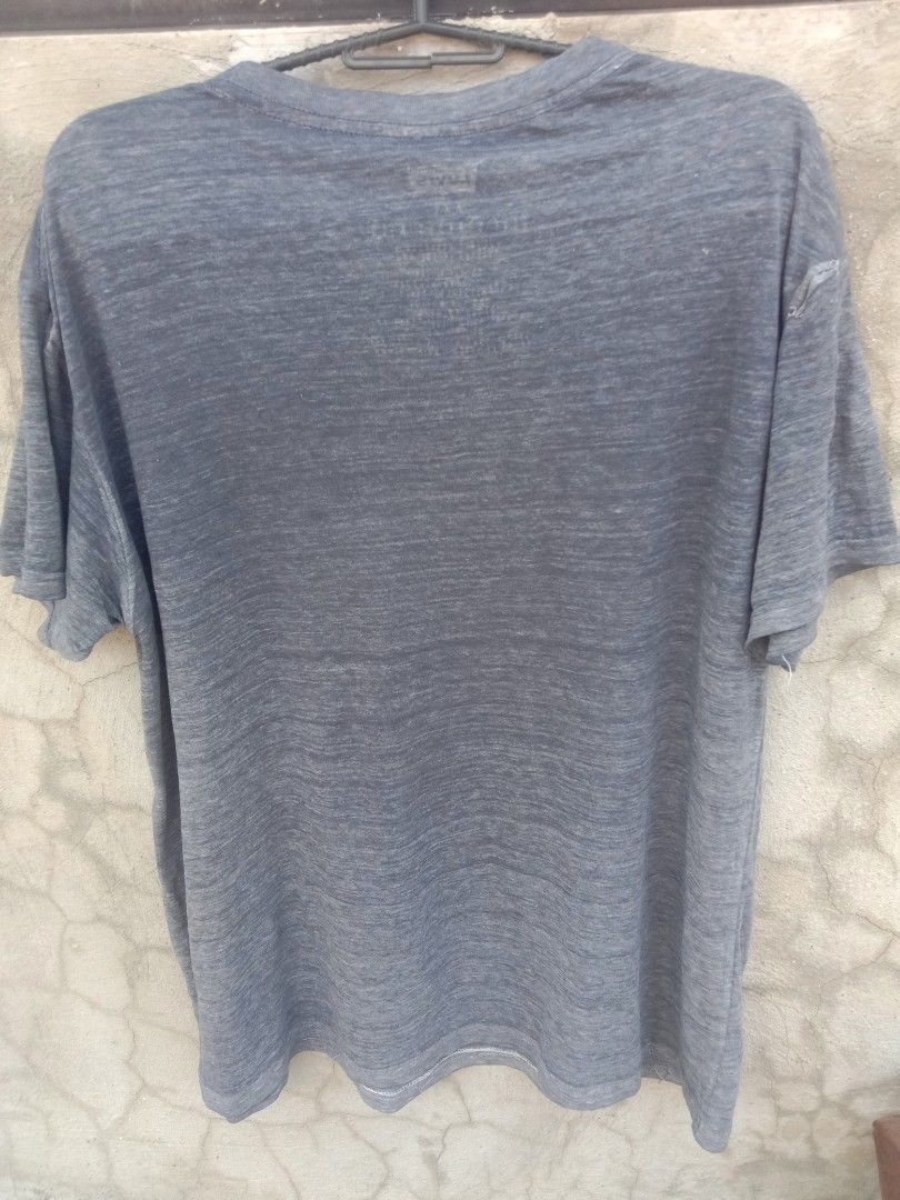 Orig LEVIS vintage design shirt (Category: Tshirts & Polo Shirts ) located in Baguio. Submitted by oliviapreloved100620 (Listing ID 1469268362, Image 3). Description: .