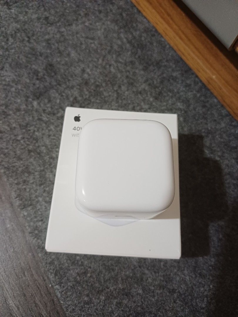 Original Apple 40W Dynamic Adapter (Category: Chargers & Cables) located in Taytay. Submitted by techie01 (Listing ID 1469307390, Image 3). Description: ORIGINAL PO May maliit na scratch but doesnt affect the performance. Bawal sa maselan po Fixed Price Pick up only. Kayo mag pick up or pa lalamove po. Loc: Taytay Rizal.