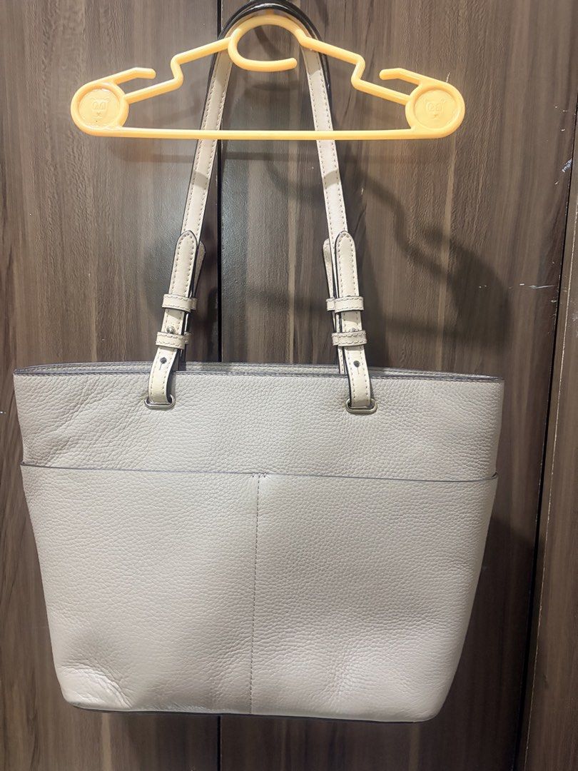 Original Michael Korrs Shoulder Bag (Category: Shoulder Bags) located in Manila. Submitted by louisena28 (Listing ID 1469389522, Image 3). Description: Decluttering Original Michael Korrs Shoulder Bag Leather Bag Bought in USA Pm me.