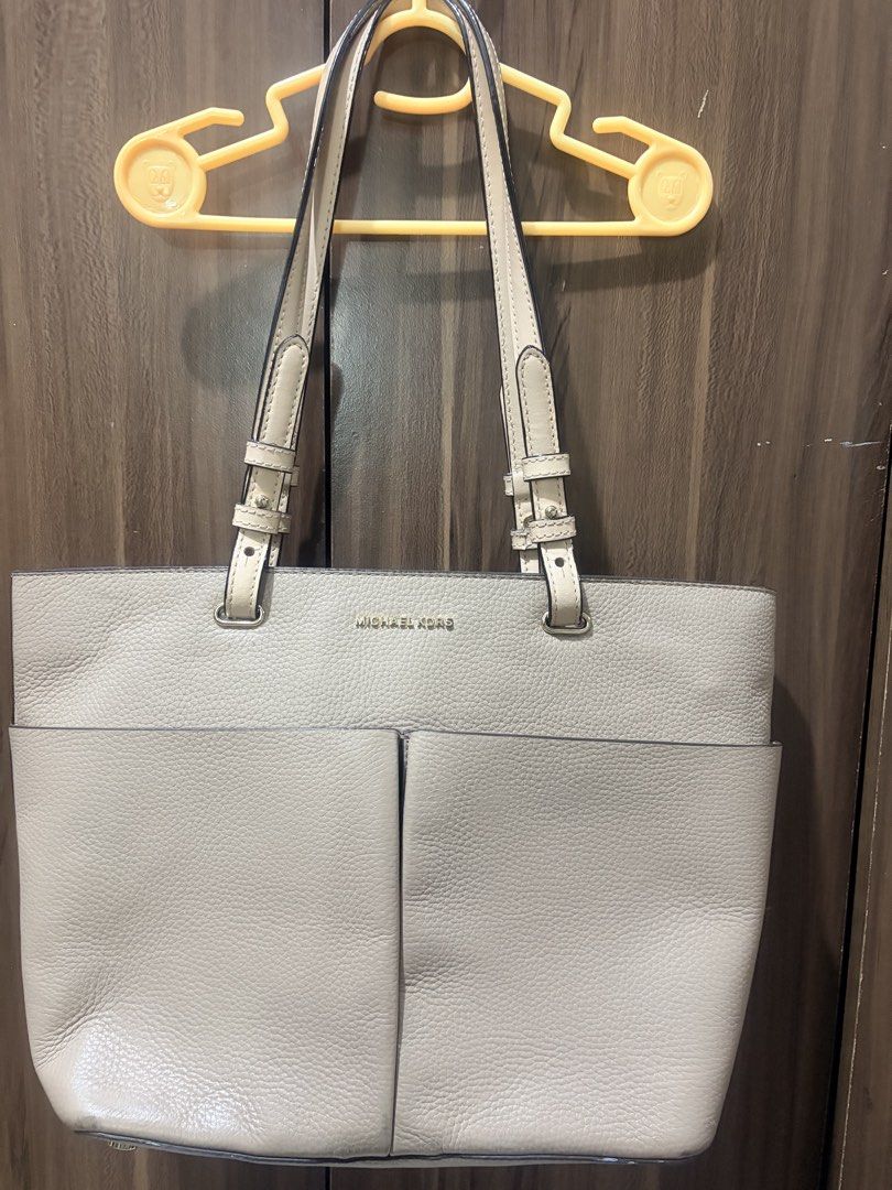 Original Michael Korrs Shoulder Bag (Category: Shoulder Bags) located in Manila. Submitted by louisena28 (Listing ID 1469389522, Image 1). Description: Decluttering Original Michael Korrs Shoulder Bag Leather Bag Bought in USA Pm me.
