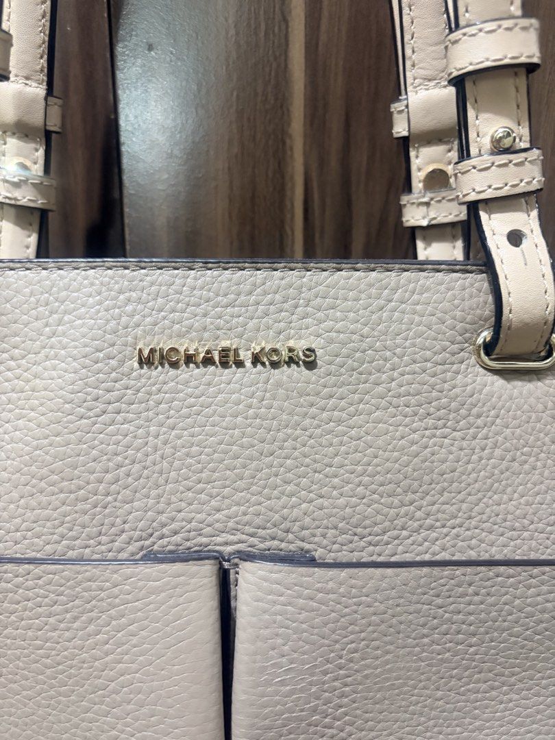 Original Michael Korrs Shoulder Bag (Category: Shoulder Bags) located in Manila. Submitted by louisena28 (Listing ID 1469389522, Image 2). Description: Decluttering Original Michael Korrs Shoulder Bag Leather Bag Bought in USA Pm me.