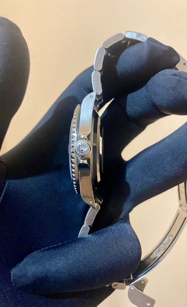 Original ROLEX Sub Date Watch⌚️ (Category: Luxury Watches) located in Cebu City. Submitted by luxurycollectionhouse (Listing ID 1469378386, Image 3). Description: Complete Set. 40MM. Year 2001 But In Prestine Condition. .