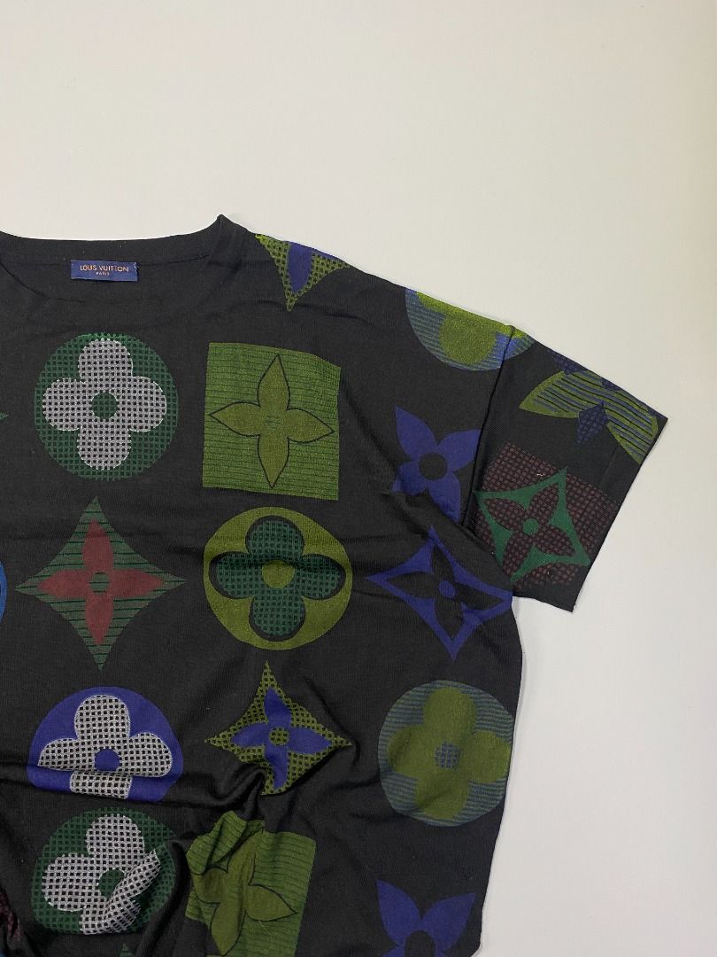 ‘OVERSIZED MONOGRAM LOUIS VUITTON TEE’ (Category: Tshirts & Polo Shirts ) located in San Jose. Submitted by retro.co (Listing ID 1469283285, Image 3). Description: Features: - FRONT AND BACK DESIGN(AOP) - SIGNATURE MONOGRAM PATTERN - SIDE SLIT -BOXY FIT •Excellent Condition •Flaws: NO MAJOR FLAWS •Color rate: (9.5/10) •DIMES: (W): 26 INCH (L): 27 INCH READ BEFORE PURCHASING -WORLDWIDE SHIPPING -NO RETURN -Please check all photos accurately. ❗️Imp