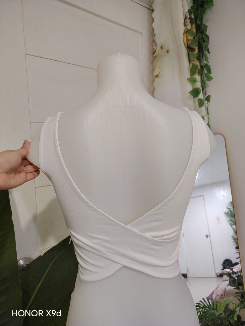 PADDED White Square Neck Crop Top with Cross Back (Category: Sleeveless) located in Mabalacat. Submitted by Jackikay.PreLoved (Listing ID 1469297713, Image 2). Description: - Size: XS - Semi Med Color: White - Back detail: Low-cut crisscross straps / overlap back design - Fabric: Ribbed and stretchy.
