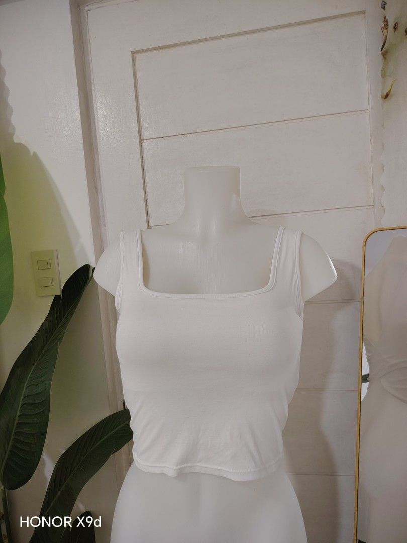 PADDED White Square Neck Crop Top with Cross Back (Category: Sleeveless) located in Mabalacat. Submitted by Jackikay.PreLoved (Listing ID 1469297713, Image 1). Description: - Size: XS - Semi Med Color: White - Back detail: Low-cut crisscross straps / overlap back design - Fabric: Ribbed and stretchy.