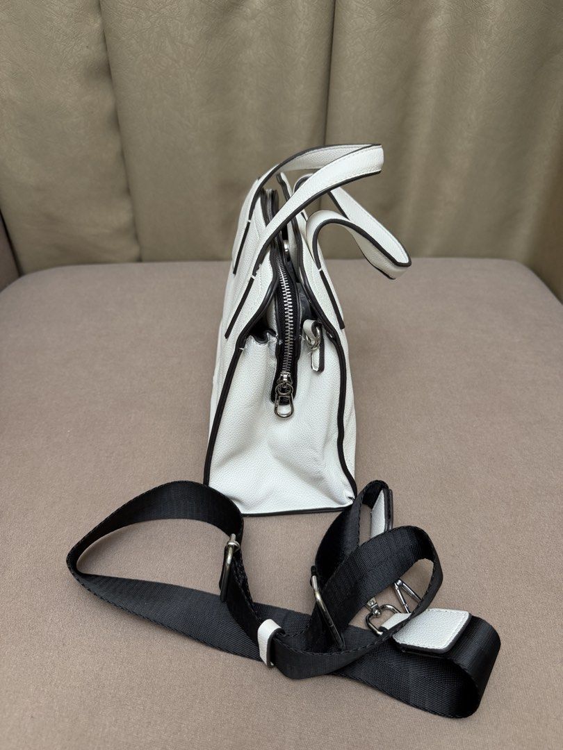 Parfois White Bag (Category: Shoulder Bags) located in Las Pinas. Submitted by thealyssacloset (Listing ID 1469206887, Image 2). Description: .
