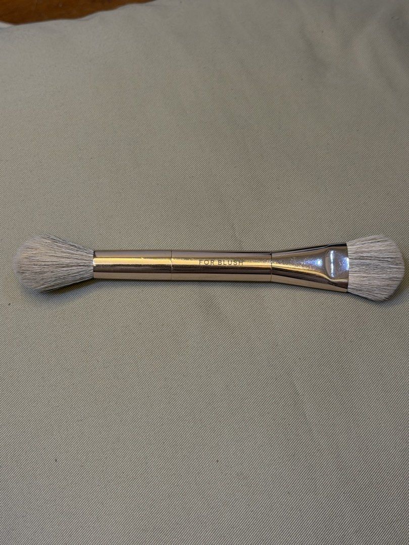 Patrick Ta Dual-Ended Precision Blush Brush (Category: Makeup) located in Manila. Submitted by sonnyangie (Listing ID 1469211990, Image 3). Description: 💯 original mint condition extra, never been used Loc: Taguig ❌ no to bogus buyer - Brand: Patrick Ta - Item: Major Glow Dual-Ended Blush Brush - Color: Rose Gold - Design: Double-sided with ultra-soft synthetic bristles - Usage: Ideal for applying both cream and powder blushes - Inclusion: Comes