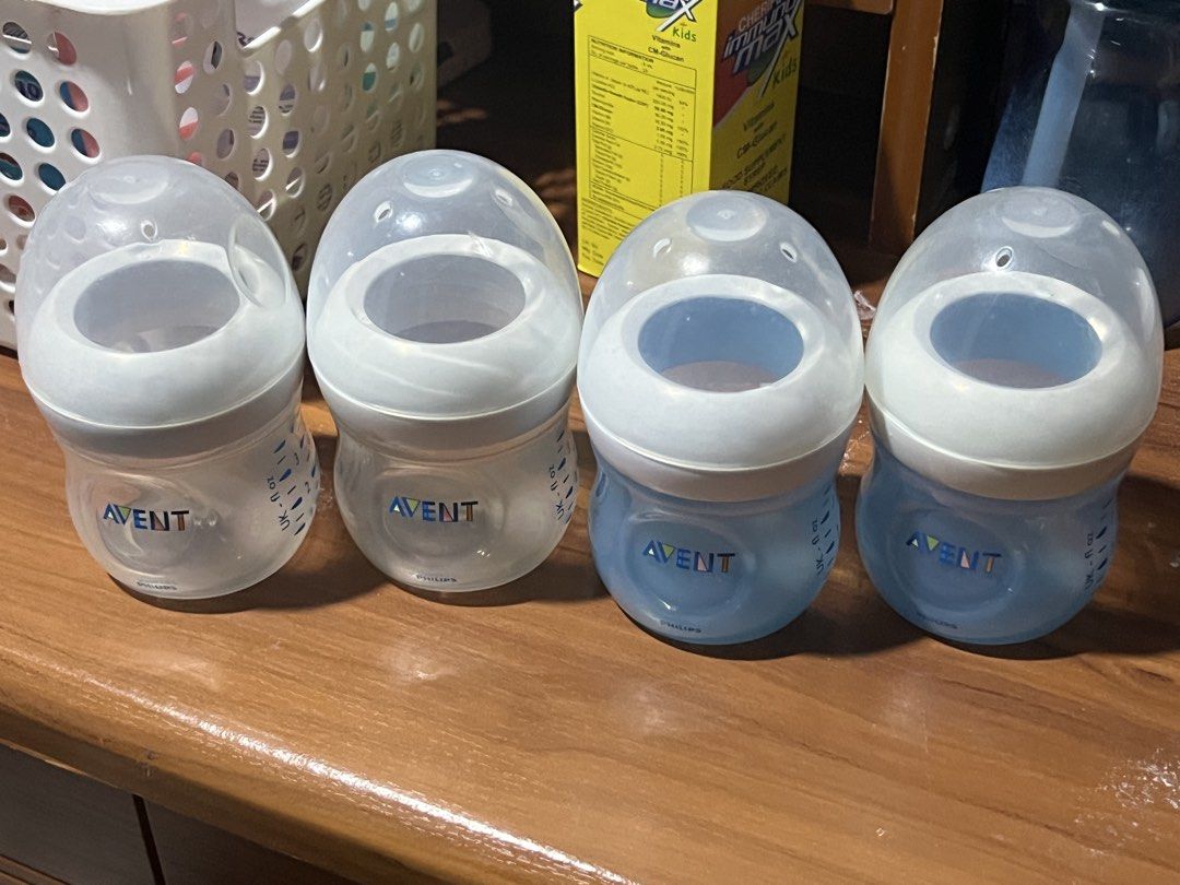 Philips Avent Natural Baby Bottles Set (Category: Breastfeeding & Bottle Feeding) located in Mandaluyong City. Submitted by 10010274 (Listing ID 1469274593, Image 3). Description: - Set of 4 Philips Avent baby bottles (2 clear, 2 light blue) - Includes protective caps for hygiene - Wide neck design for easy filling and cleaning - Standard measurement markings in UK and fluid ounces - Ergonomic shape for a comfortable and easy grip.