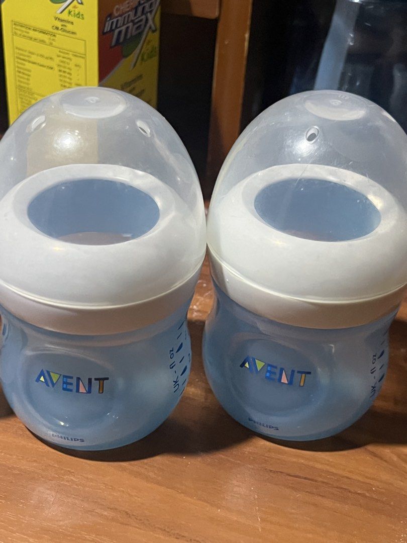 Philips Avent Natural Baby Bottles Set (Category: Breastfeeding & Bottle Feeding) located in Mandaluyong City. Submitted by 10010274 (Listing ID 1469274593, Image 2). Description: - Set of 4 Philips Avent baby bottles (2 clear, 2 light blue) - Includes protective caps for hygiene - Wide neck design for easy filling and cleaning - Standard measurement markings in UK and fluid ounces - Ergonomic shape for a comfortable and easy grip.