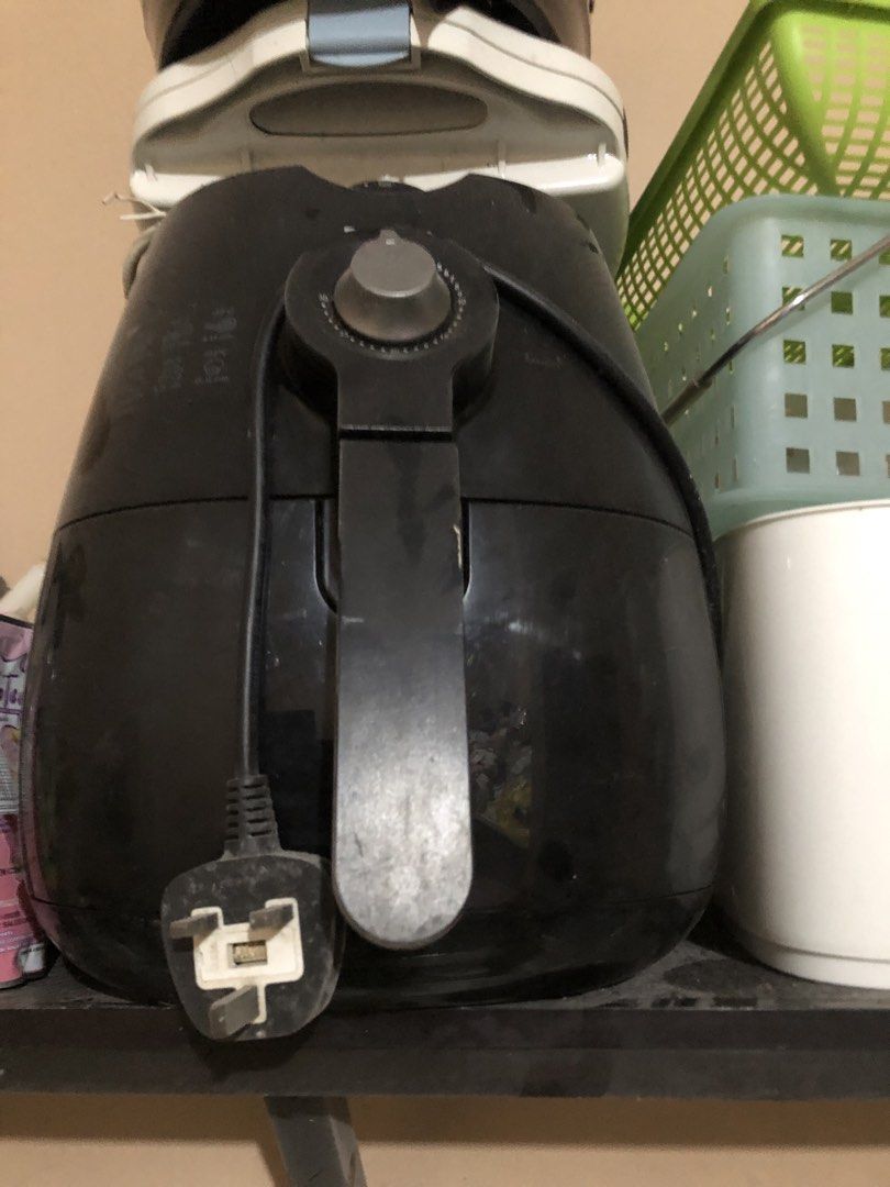 Philips Black Air Fryer (Category: Fryers) located in Meycauayan. Submitted by rmarygrace12649 (Listing ID 1469317326, Image 2). Description: - Brand: Philips - Color: Black - Control: Standard dial control - Features: Sturdy basket handle, attached power cord with 3-pin plug - Condition: Excellent, lightly used - Perks: Quick and easy cooking, very easy to wipe down and clean - Reason for selling: Decluttering kitchen space.