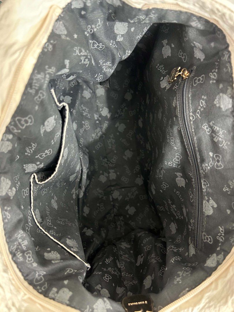 Pigi x Hello Kitty (Category: Shoulder Bags) located in Manila. Submitted by yummy245 (Listing ID 1469200473, Image 3). Description: Good as new, just need wash Loc: QC, can do meet ups near Trinoma/Sm North .