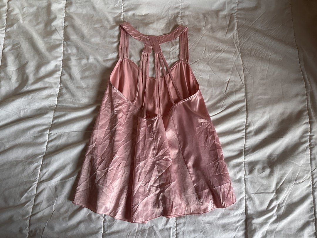 Pink silk flowy top (Category: Sleeveless) located in Los Banos. Submitted by prel0v3d. (Listing ID 1469181399, Image 2). Description: No issue.
