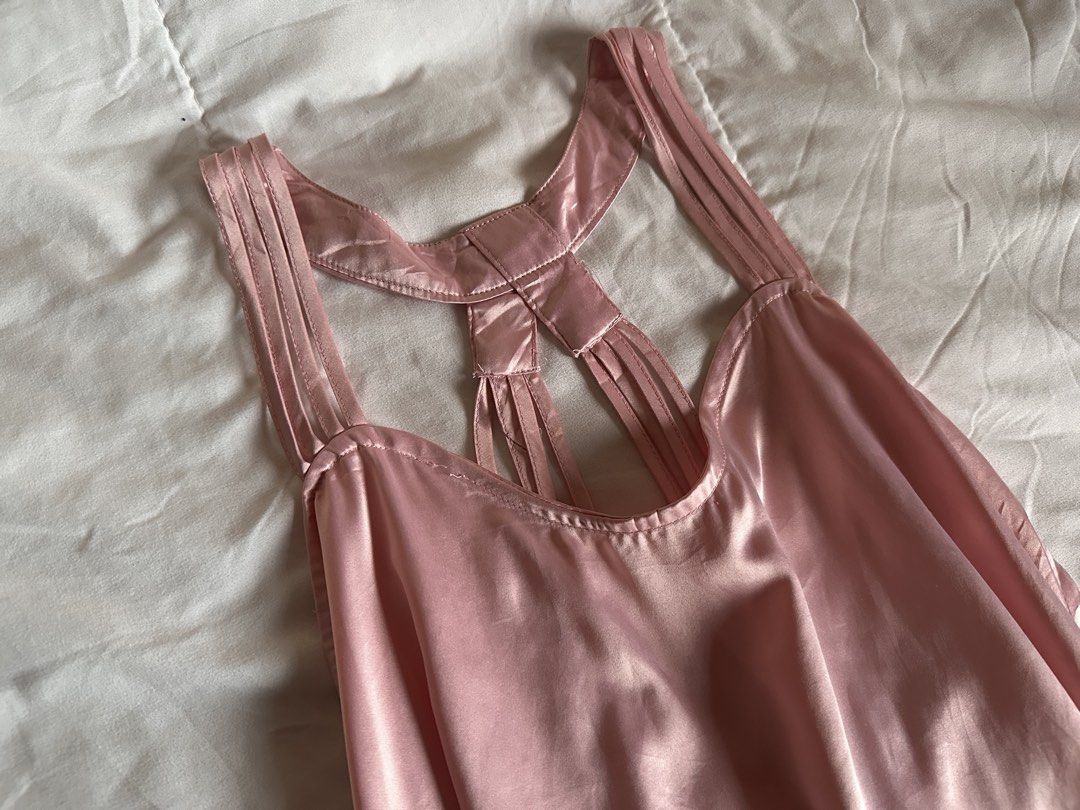 Pink silk flowy top (Category: Sleeveless) located in Los Banos. Submitted by prel0v3d. (Listing ID 1469181399, Image 3). Description: No issue.