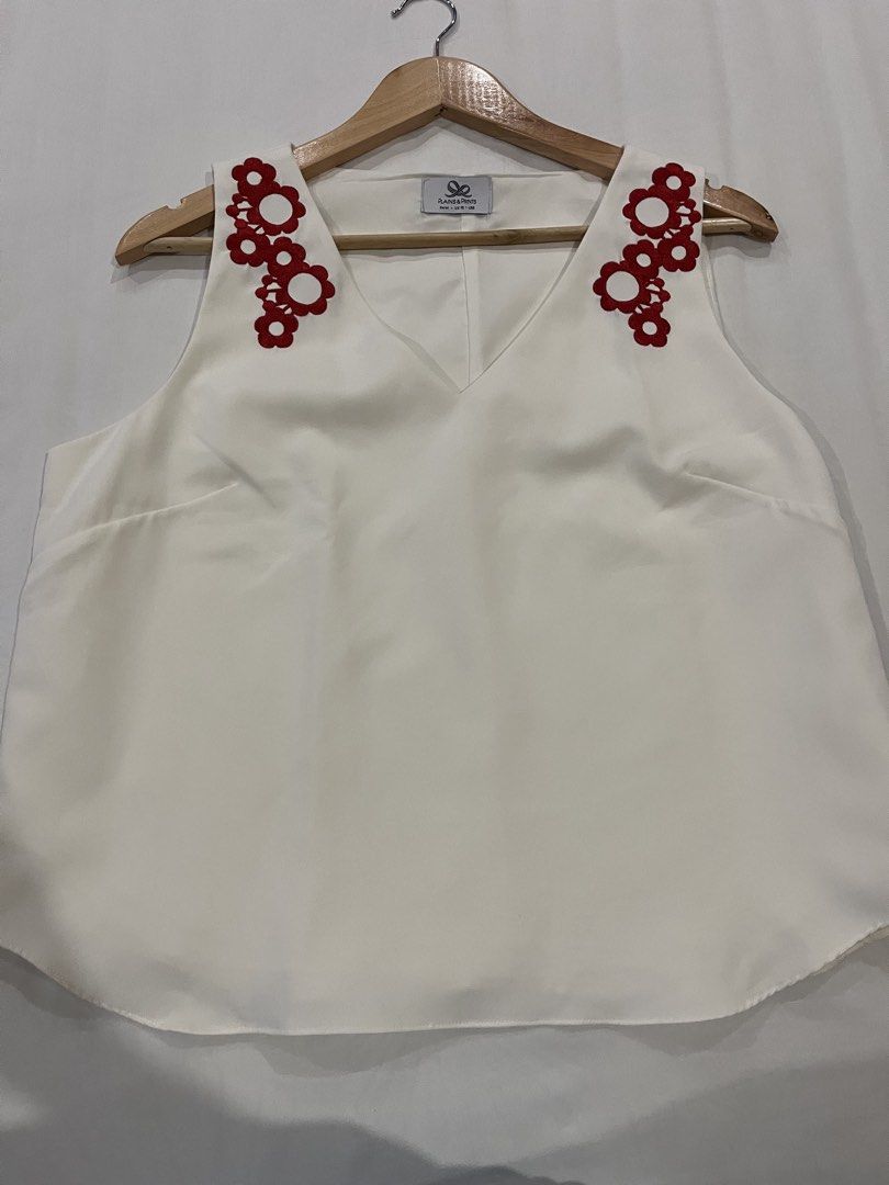 Plains & Prints White Blouse (Category: Sleeveless) located in Manila. Submitted by ngnony (Listing ID 1469206464, Image 2). Description: Wash but never been used.