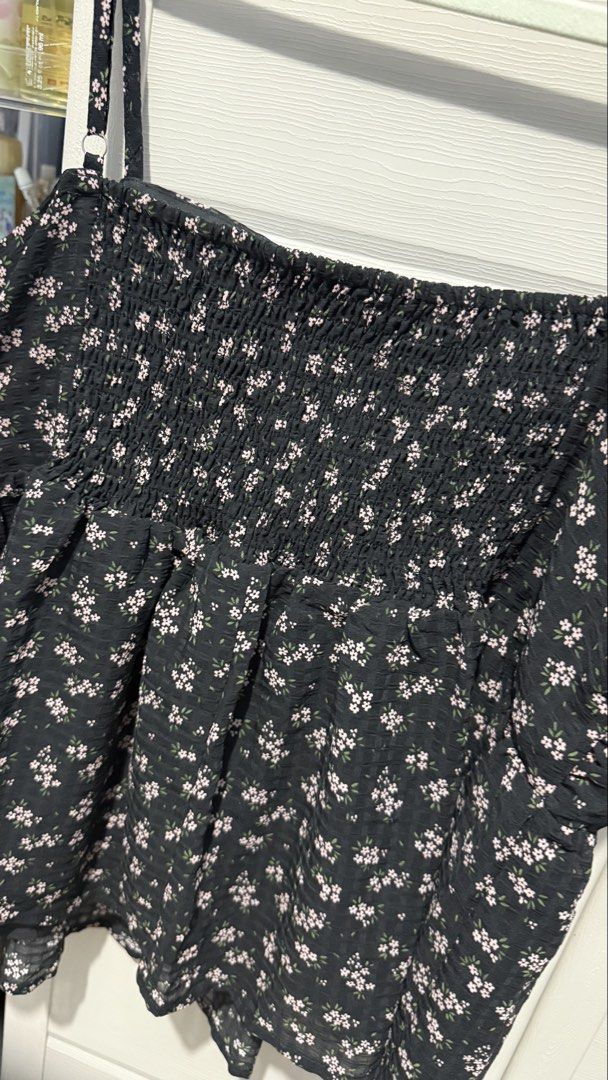 Pleated Floral Top (Category: Blouses) located in Quezon City. Submitted by dinesaur (Listing ID 1469268517, Image 2). Description: .