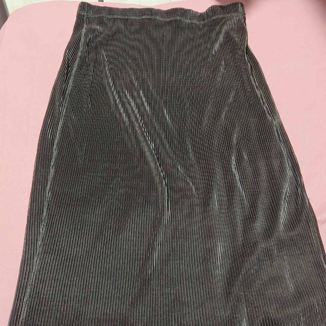 espirit maxi skirt | goth elegant classy casual formal (Category: Skirts) located in Rizal. Submitted by irea_aeri (Listing ID 1469373547, Image 1). Description: brand: espirit size: 30"-36" (garterized) color: black with purple sheen material: satin features: ribbed fabric, drapes easily.