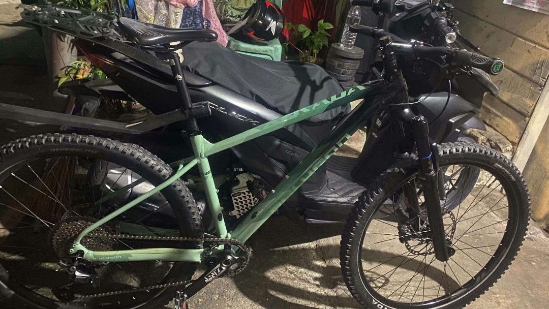Polygon Xtrada 6 27.5 Mountain Bike (Category: Bicycles) located in Las Pinas. Submitted by francis_motos (Listing ID 1469179720, Image 3). Description: Frame & Suspension Frame: Polygon Xtrada 6 (27.5) Medium * Fork: Weapon Cannon 120mm Boost (Brand New) Drivetrain * Rear Derailleur: Shimano Deore M5100 11-Speed (Brand New) * Shifter: Shimano Deore 11-Speed (Brand New) * Cassette: Zrace 11-Speed 11-50t (Brand New) * Crankset & Chain: 34T Axle Ar