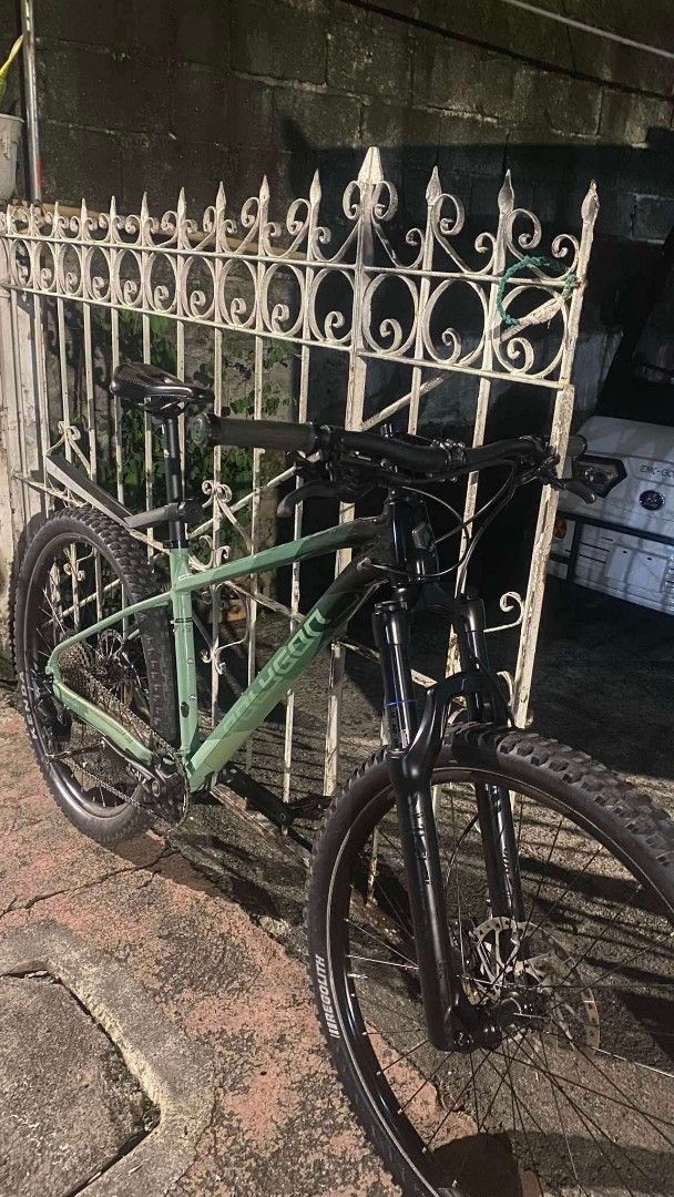 Polygon Xtrada 6 27.5 Mountain Bike (Category: Bicycles) located in Las Pinas. Submitted by francis_motos (Listing ID 1469179720, Image 2). Description: Frame & Suspension Frame: Polygon Xtrada 6 (27.5) Medium * Fork: Weapon Cannon 120mm Boost (Brand New) Drivetrain * Rear Derailleur: Shimano Deore M5100 11-Speed (Brand New) * Shifter: Shimano Deore 11-Speed (Brand New) * Cassette: Zrace 11-Speed 11-50t (Brand New) * Crankset & Chain: 34T Axle Ar