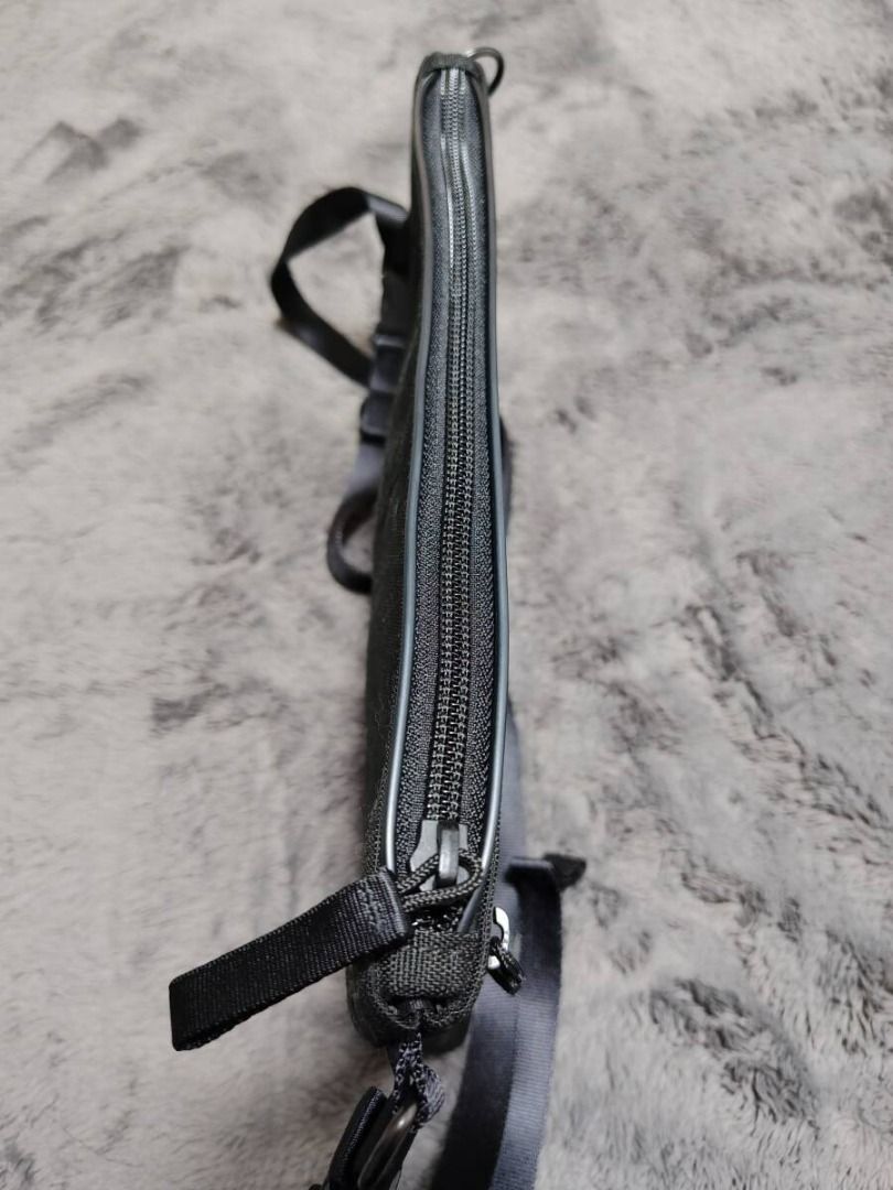 PORTER HYBRID Sacoche (Category: Belt bags, Clutches and Pouches) located in Caloocan City. Submitted by letao_shopping_ph (Listing ID 1469187196, Image 3). Description: Color: Black Dimensions: Approx. 26.5 cm (width) x 18 cm (height) x 3.5 cm (depth) Weight: Approx. 150 g Primary material: X-C1000 (X-PAC Cordura nylon) 🇯🇵 Interested in this item? Feel free to message us for more details. 🏷️ Product Code: A-1185 🛍️ More Similar Products Avai
