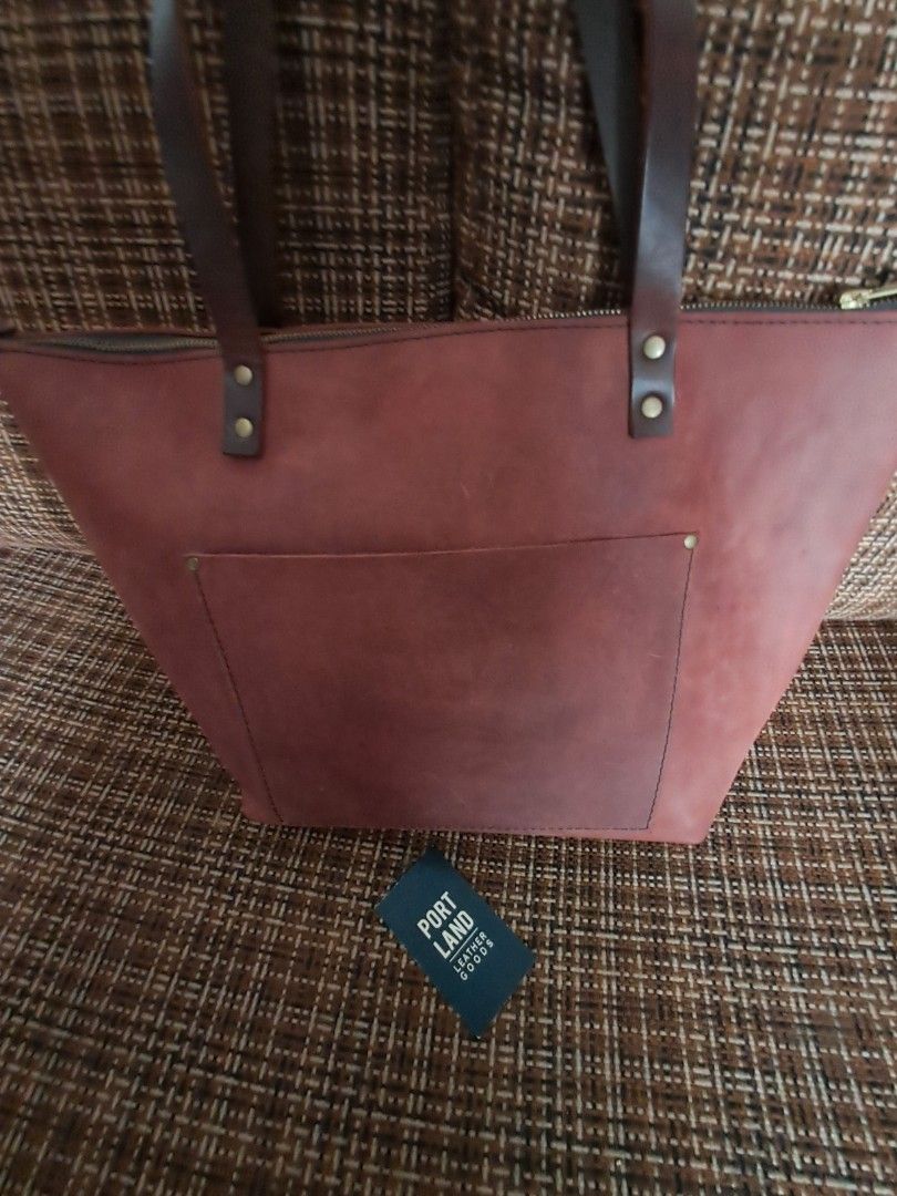Portland Leather Goods (Category: Shoulder Bags) located in Quezon City. Submitted by dealtoshop (Listing ID 1469170759, Image 3). Description: 100% Original Portland Leather. In pristine condition. please see the photos for your references. Last photo for reference only..